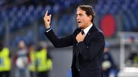 Pelatih Timnas Italia, Roberto Mancini, saat mendampingi tim dalam laga kualifikasi Piala Eropa 2020 melawan Yunani di Stadio Olimpico, Roma (13/10/2019). (AFP/Alberto Pizzoli)