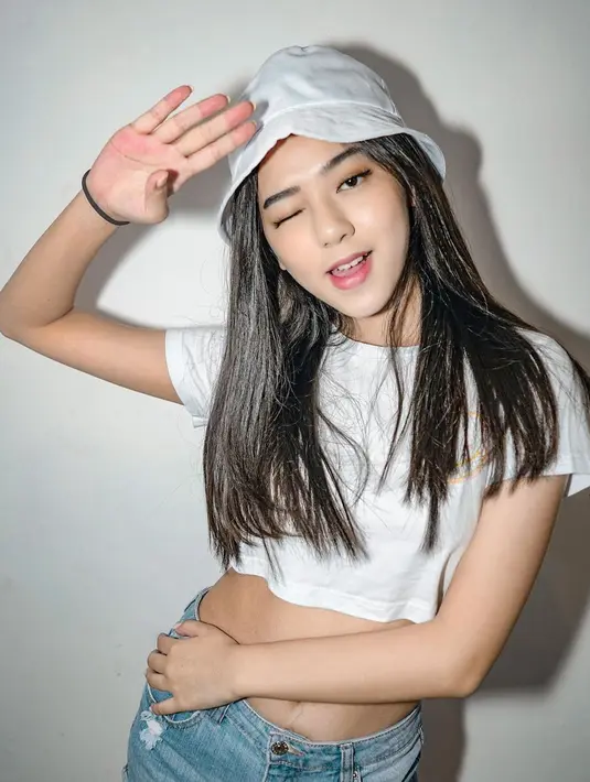 Menilik dari laman Instagramnya, pemeran Felicia di web series Geez dan Ann ini cukup sering terlihat kenakan baju crop top di berbagai kesempatan. Beragam warna dan motif crop top yang dikenakannya selalu membuat penampilannya jadi makin memesona. (Liputan6.com/IG/@gabriellaekaputri)