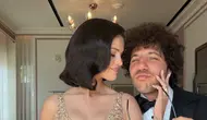 Gaun Emas Selena Gomez Curi Perhatian di Pernikahan Taylor Swift - Travis Kelce