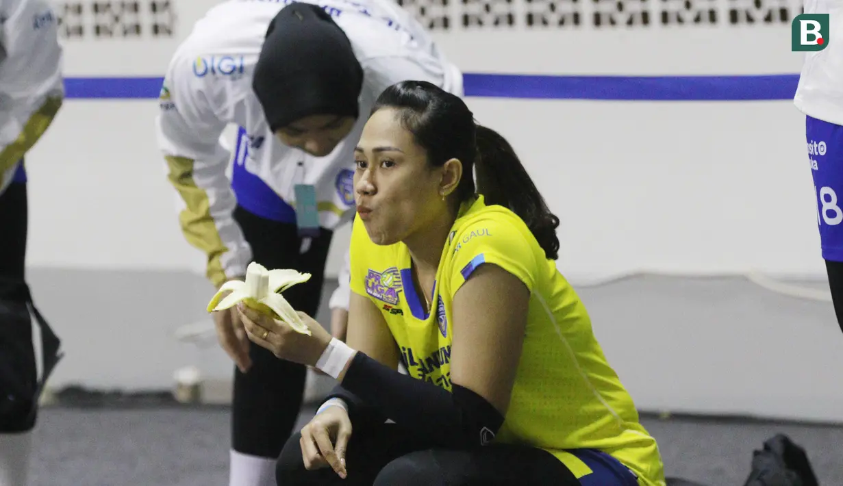 Pevoli Bandung BJB Tandamata, Yulis Indahyani, memakan pisang sebelum laga melawan Gresik Petrokimia Pupuk Indonesia pada final four PLN Mobile Proliga 2022 di Padepokan Bola Voli Sentul, Jumat (11/3/2022). (Bola.com/M Iqbal Ichsan)