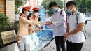 Polisi lalu lintas menyediakan air minum untuk para pelajar yang mengikuti Ujian Kelulusan SMA di Hanoi, 9 Agustus 2020. Ujian tahunan yang mempertimbangkan proses penerimaan di universitas itu ditunda selama sebulan lebih akibat kompleksnya perkembangan COVID-19 di Vietnam tahun ini. (Xinhua/VNA)