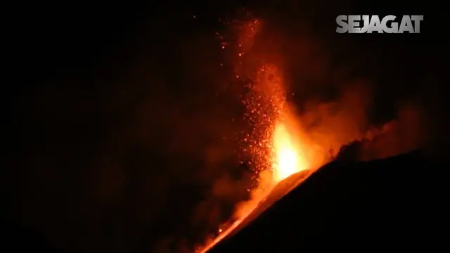 Gunung Etna yang merupakan gunung teraktif di Italia sering menyemburkan lava hingga jadi sasaran turis untuk melihat prosesnya.