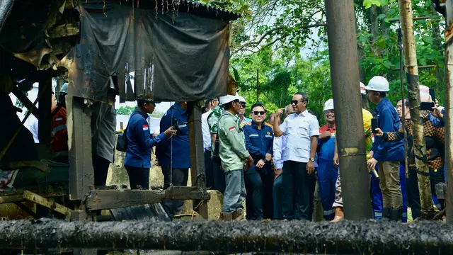 Menteri Energi dan Sumber Daya Mineral (ESDM) Bahlil Lahadalia meninjau sumur migas Ledok, salah satu lapangan migas tua di wilayah kerja (WK) Pertamina EP Cepu. (Foto: Kementerian ESDM)