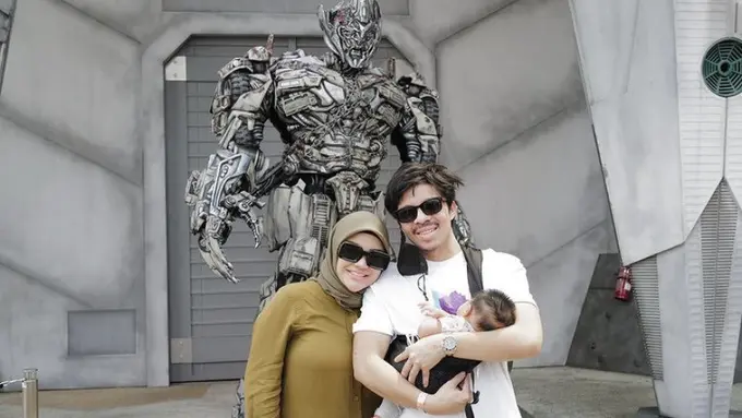 Tampil Menggemaskan Ameena Anak Aurel dan Atta Halilintar di Singapura