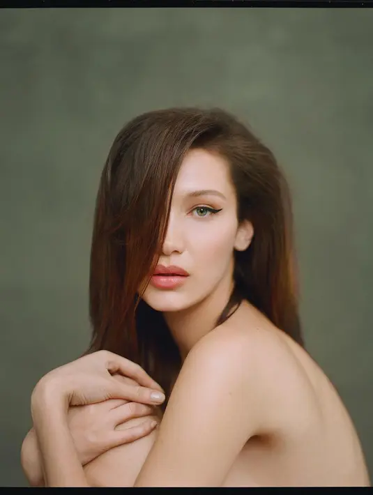 "Bangun dan merindukan cinta ini," tulis model tersebut sebelum menggantinya dengan keterangan foto yang hanya memperlihatkan emoticon hati. (instagram/bellahadid)