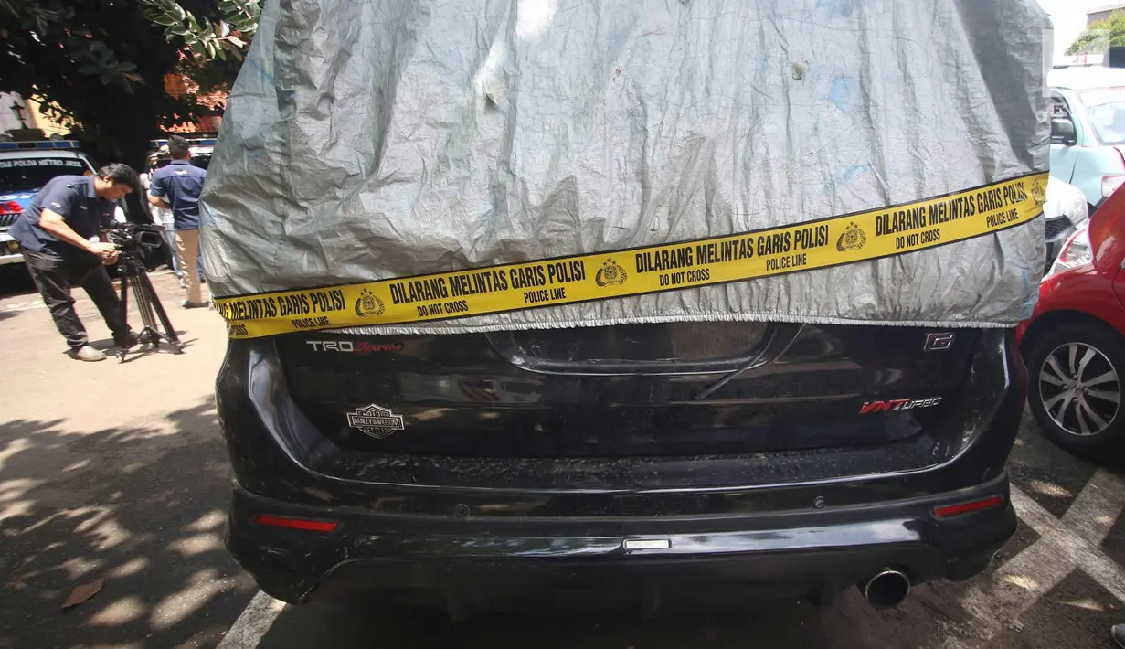 Kondisi belakang mobil Fortuner Ketua DPR Setya Novanto usai terlibat kecelakaan di Ditlantas Polda Metro Jaya, Jakarta, Jumat (17/11). Kecelakaan menyebabkan Setnov harus dirawat di RS Medika Permata Hijau, Jakarta Barat. (Liputan6.com/Immanuel Antonius)