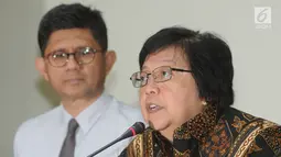 Menteri Lingkungan Hidup dan Kehutanan Siti Nurbaya (kanan) memberi keterangan terkait sengketa lahan di kawasan Teluk Jambe, Kabupaten Karawang dan Trenggalek di gedung KPK, Jakarta, Senin (21/5). (Merdeka.com/Dwi Narwoko)