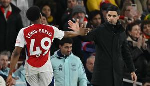 Manajer Arsenal asal Spanyol Mikel Arteta (kanan) memberi isyarat kepada gelandang Arsenal asal Inggris Myles Lewis-Skelly (kiri) saat ia meninggalkan pertandingan, yang digantikan selama pertandingan sepak bola Liga Primer Inggris antara Arsenal dan Manchester City di Stadion Emirates di London pada 2 Februari 2025.Glyn KIRK / AFP