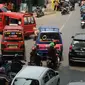 Sebuah angkutan umum menurunkan penumpang di tengah jalan dekat pertigaan Stasiun Lenteng Agung, Jakarta, Rabu (2/12/2015). Kurangnya kesadaran warga menaati peraturan lalu lintas seringkali berimbas pada kemacetan. (Liputan6.com/Helmi Fithriansyah)