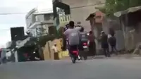 Apes, Pria Ini Cium Aspal Gara-Gara Banyak Gaya di Atas Motor