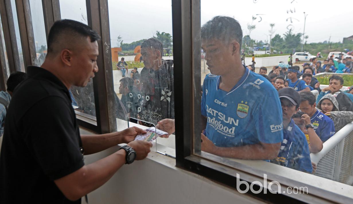 Bobotoh melakukan transaksi pembelian tiket pada loket jelang laga perebutan tempat ketiga Piala Presiden 2017 antara  Persib Bandung melawan Semen Padang di Stadion Pakansari, Bogor, Sabtu (11/3/2017). (Bola.com/Nicklas Hanoatubun)
