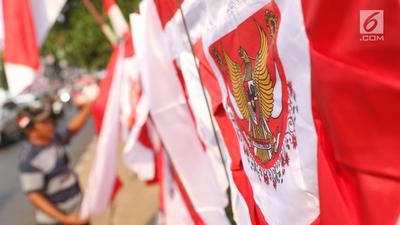 Pedagang Bendera Musiman Asal Bandung Berburu Rezeki di Kalimantan