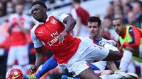 Striker Arsenal, Danny Welbeck, dijatuhkan bek Crystal Palace, Scott Dann, pada laga Liga Premier Inggris di Stadion Emirates, London, Minggu (17/4/2016). Arsenal menguasai jalannya laga dengan penguasaan bola 65 persen. (AFP/Ben Stansall)