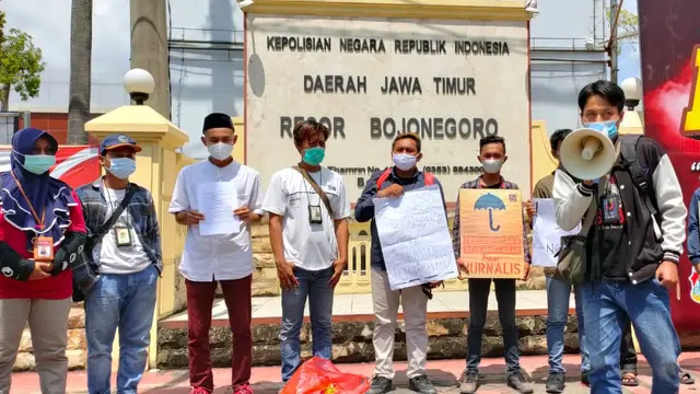 Ketua AJI Kota Bojonegoro, Dedi Mahdi saat berorasi di depan Mapolres Bojonegoro bersama para awak media. (Liputan6.com/Ahmad Adirin)