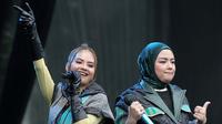 Grup duo T2 juga ikut mengulik nuansa nostalgia pengunjung Everblast Festival. Tampil jelang petang, Tika dan Tiwi mampu hadirkan keceriaan bagi pengunjung yang hadir. [Foto/Bambang E. Ros]