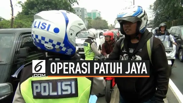 Seorang pengendera sepeda motor nyaris berkelahi dengan polisi saat razia dalam rangkaian operasi Patuh Jaya 2019.