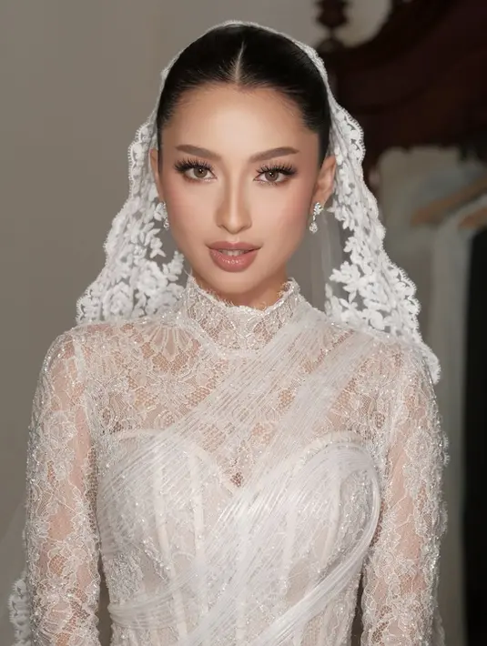 Setelah melalui berbagai babak penting dalam perjalanan hidup dan cintanya, Jennifer akhirnya tampil mengenakan wedding gown couture pertama yang dirancang khusus untuk dirinya. [@jennifercoppenreal20].