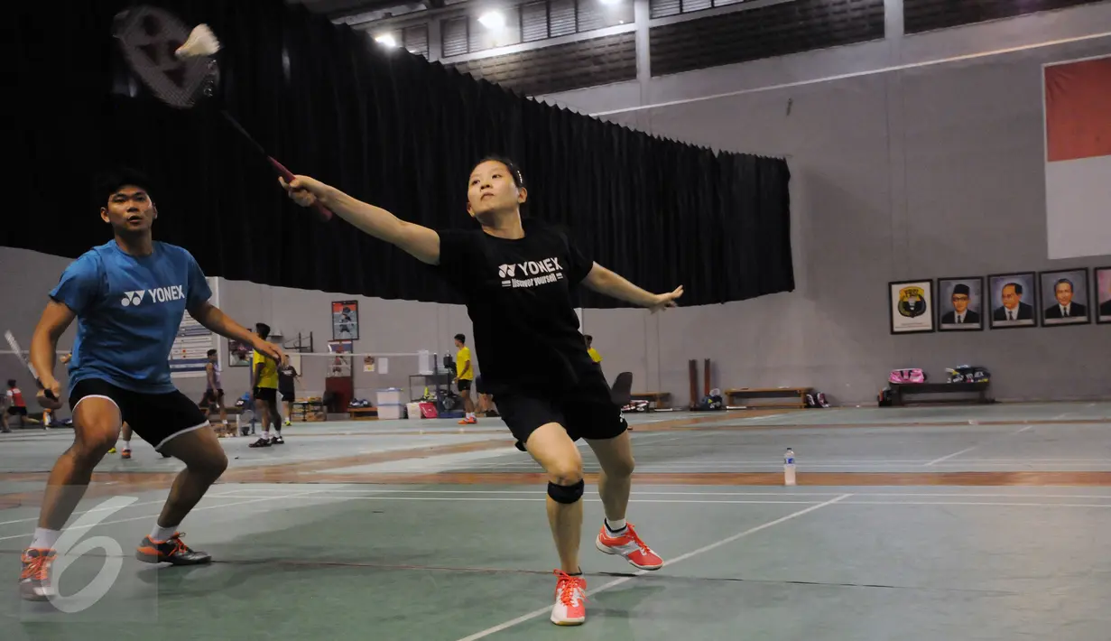 Pebulutangkis ganda campuran Indonesia, Praveen Jordan dan Debby Susanto saat berlatih di Gedung Pelatnas PBSI, Jakarta, Kamis (30/7/2015). Latihan ini persiapan menghadapi Kejuaraan Dunia Bulutangkis, Agustus mendatang. (Liputan6.com/Helmi Fithriansyah)