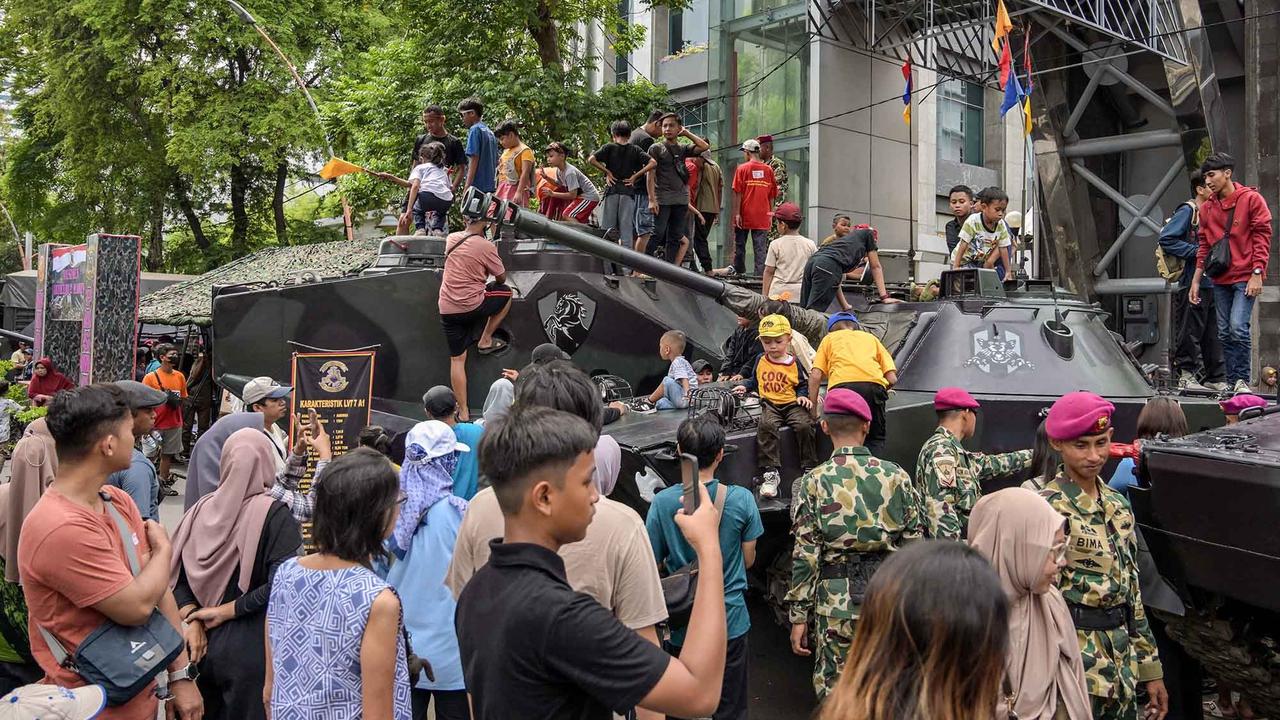 FOTO: Kendaraan Tempur Diserbu Warga, HUT ke-80 Marinir RI Meriah di Surabaya