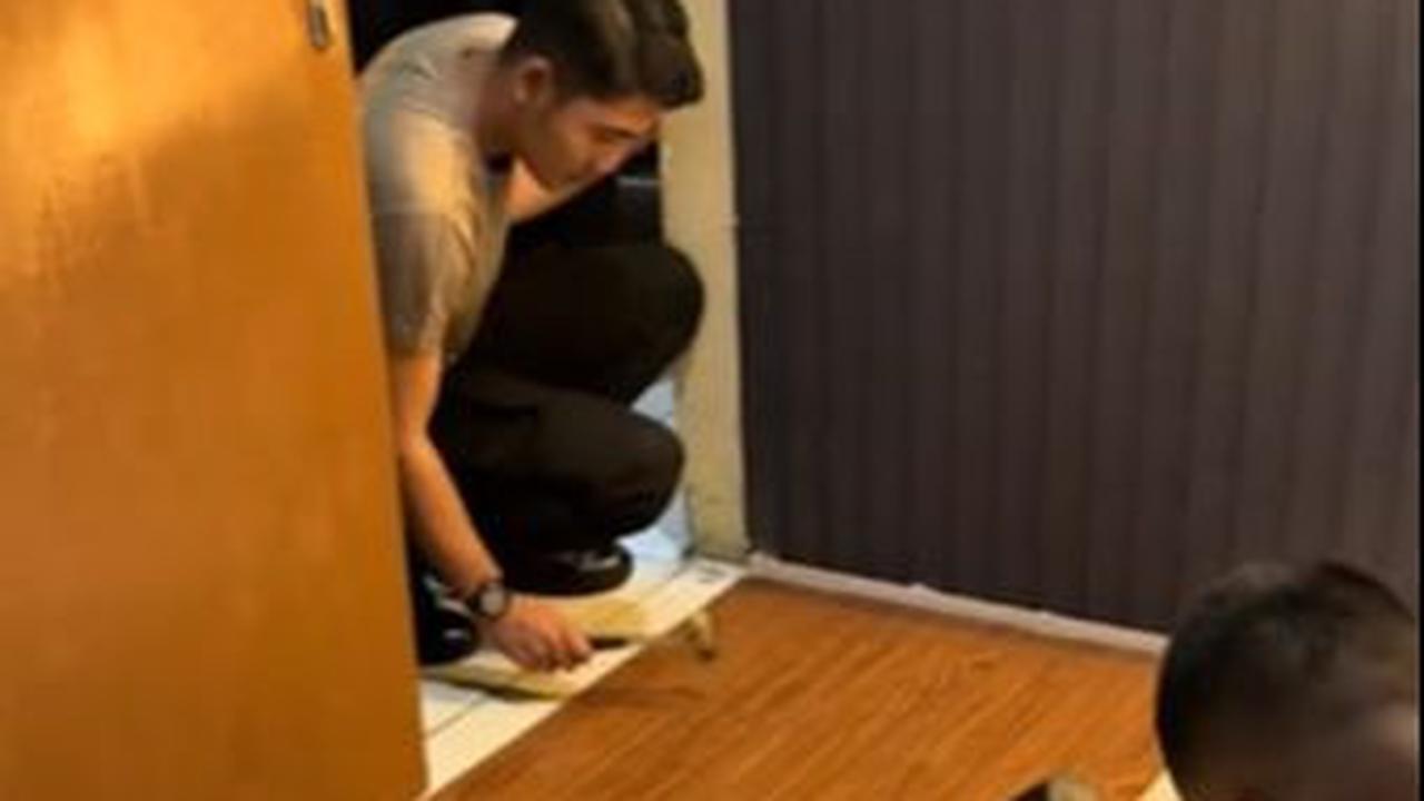 Saat itu Daffa bersama dua rekannya yang lain tengah memasang parket lantai berbahan kayu.