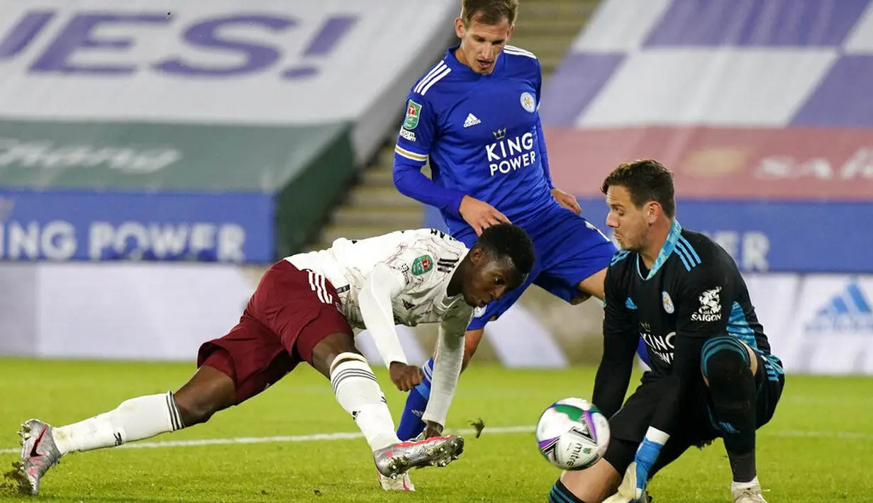 Pemain Arsenal, Eddie Nketiah, mencetak gol ke gawang Leicester City pada laga Piala Liga Inggris di Stadion King Power, Kamis (24/9/2020). Arsenal menang dengan skor 2-0. (Tim Keeton/Pool via AP)