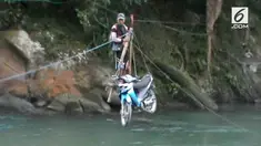 Tidak memiliki jembatan warga yang berada di 2 desa Maroko dan Tinokari kabupaten Kolaka Sulawesi Tenggara menyeberangi jembatan darurat melewati sungai selebar 100 meter