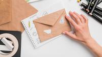 How to make an envelope at home. (Photo: Freepik)