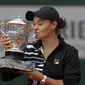 Ashleigh Barty asal Australia mencium trofi usai menjuarai Prancis Terbuka 2019. (AP Photo/Michel Euler)