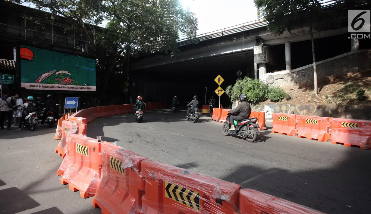 Barrier dipasang di  Jalan Blora, kawasan Stasiun Sudirman,  Jakarta, saat uji coba rekayasa lalu lintas, Rabu (10/1). Rekayasa lalu lintas di kawasan Stasiun Sudirman ini terkait pengoperasian kereta Bandara Soekarno-Hatta. (Liputan6.com/Arya Manggala)