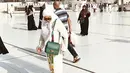 Nikita Willy menjalani ibadah Umrah selama sembilan hari sejak tanggal 4 April 2018 lalu. Kabarnya, Niki pergi bersama keluarga besarnya sebanyak 23 orang. (Instagram)