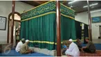 Kun Faya Kun yang artinya: Jadi, maka jadilah. Adalah Firman Allah SWT yang tertuang dalam Qur'an Surat Yasin ayat 82 itu, memacu langkah Faisal (30) untuk mendatangi masjid Luar Batang di Penjaringan, Jakarta Utara.