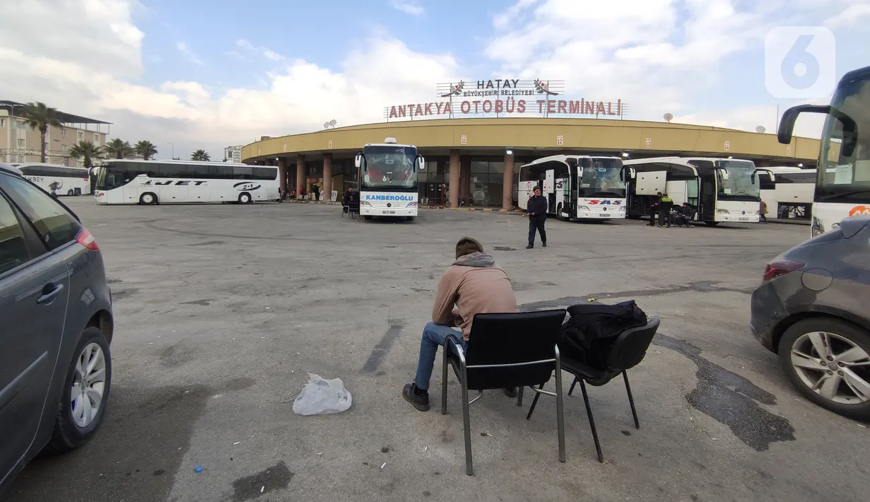 Suasana di luar Antakya Terminal Otobus atau Terminal Antakya di Provinsi Hatay, Turki, Minggu (19/2/2023). Terminal ini rusak parah akibat gempa magnitudo 7,7, Senin 6 Februari 2023. (Liputan6.com/Andry Haryanto)