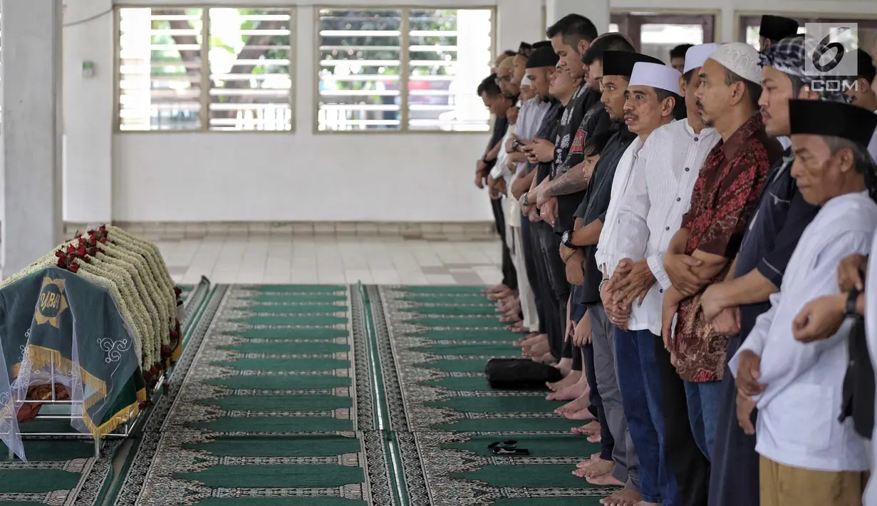 Sejumlah kerabat dan keluarga bersiap menyalatkan jenazah ayah Olla Ramlan, Muhammad Ramlan di masjid sekitar rumah duka di Jakarta, Selasa (5/6). (Liputan6.com/Faizal Fanani)