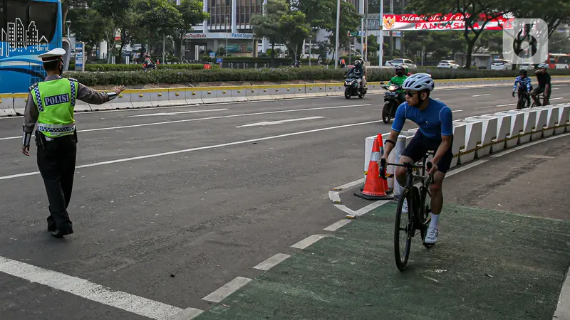 FOTO: Polisi Tertibkan Pesepeda Bandel yang Keluar Jalur