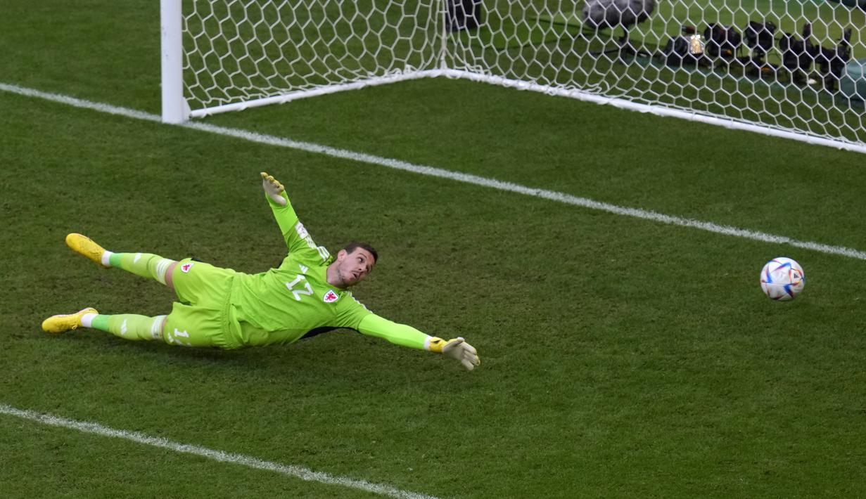 Namun, pergantian dan kekalahan jumlah pemain membuat Wales kebobolan di menit-menit injury time babak kedua. Dua gol dari Iran dicetak oleh Rouzbeh Cheshmi (90+8') dan Ramin Rezaeian (90+11'). (AP/Manu Fernandez)