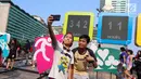 Warga swafoto dengan latar layar Countdown Asian Games 2018 saat Car Free Day di Bundaran HI, Jakarta, Minggu, (10/09). Rencananya pelaksanaan Asian Games 2018 akan dilaksanakan di Jakarta dan Palembang. (Liputan6.com/Fery Pradolo)