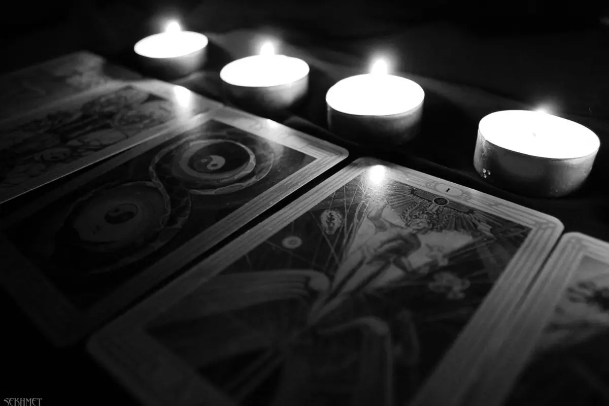 [Bintang] Tarot Hari Ini: Wheel of Fortune, Nine of Pentacles, Four of Wand