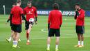 Pemain Wales, Gareth Bale (2 kiri) berlatih bersama timnya sebelum melawan Moldova pada kualifikasi piala Dunia 2018 di  The Vale Resort, Hensol, Vale of Glamorgan, Wales (31/8/16) (Action Images via Reuters/Matthew Childs)
