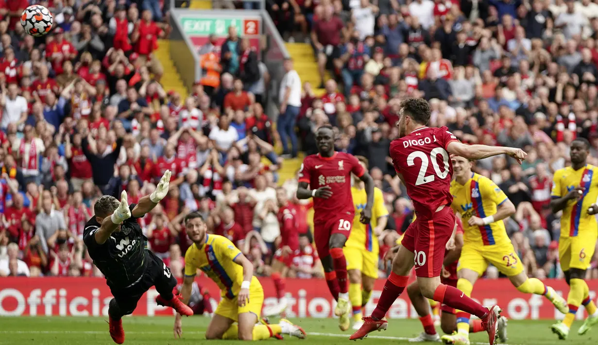 Pada menit ke-38 Liverpool mendapatkan peluang emas lewat Diogo Jota. Namun tembakan volinya usai meneruskan rebound hasil sundulan Thiago Alcantara masih melambung di atas mistar gawang Crystal Palace. (AP/Jon Super)