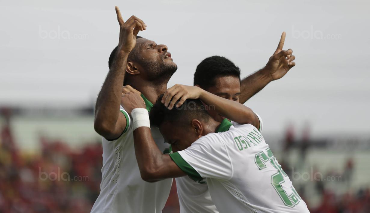 Striker Indonesia, Marinus Wanewar, melakukan selebrasi usai mencetak gol ke gawang Timor Leste di Stadion MPS, Selangor, Minggu (20/8/2017). Indonesia menang 1-0 atas Timor Leste. (Bola.com/Vitalis Yogi Trisna)