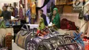 Produk-produk UMKM dari kain tradisional dalam Pameran Karya Kreatif Indonesia (KKI) di Jakarta Convention Center, Jumat (20/7). Pameran ini akan menghadirkan koleksi lengkap kain tradisional Indonesia/nusantara. (Liputan6.com/Angga Yuniar)
