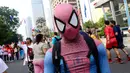Seorang dengan kostum Spiderman saat difoto pada acara amal di CFD Jalan MH Thamrin, Jakarta, Minggu (6/8). Kegiatan tersebut untuk membantu anak-anak Panti Asuhan Muslimin Jaya. (Liputan6.com/Fery Pradolo)