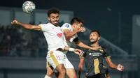 PSM Makassar membuang kesempatan untuk mengkudta Madura United dari puncak klasemen sementara BRI Liga 1 2022/2023 usai ditahan imbang 1-1 tuan rumah Dewa United FC dalam lanjutan pekan ke-10, Kamis (15/9/2022) sore WIB. Unggul terlebih dahulu lewat gol bek Yuran Fernandes lewat eksekusi penalti pada menit ke-38, Juku Eja harus puas menuai 1 poin usai kebobolan pada menit ke-61 via gol striker tuan rumah Majed Osman. (Bola.com/Bagaskara Lazuardi)