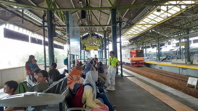 Jumlah pemudik yang menggunakan moda transportasi kereta api khususnya di Stasiun Gambir masih cukup tinggi kendati telah memasuki H+1 Lebaran.
