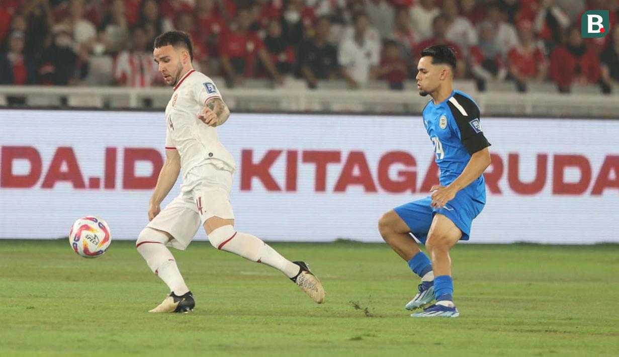 <p>Pemain Timnas Indonesia, Calvin Verdonk (kiri) menguasai bola dibayangi pemain Filipina, Alex Monis pada laga terakhir Grup F putaran kedua kualifikasi Piala Dunia 2026 Zona Asia di Stadion Utama Gelora Bung Karno (SUGBK) Senayan, Jakarta, Selasa (11/6/2024). (Bola.com/M Iqbal Ichsan)</p>