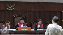 Hakim ketua mendengarkan Mantan Menteri ESDM Jero Wacik saat sidang perdana di Pengadilan Tipikor, Jakarta, Selasa (22/9/2015). Jero didakwa menyelewengkan DOM saat menjabat sebagai Menteri Kebudayaan dan Pariwisata. (Liputan6.com/Andrian M Tunay)