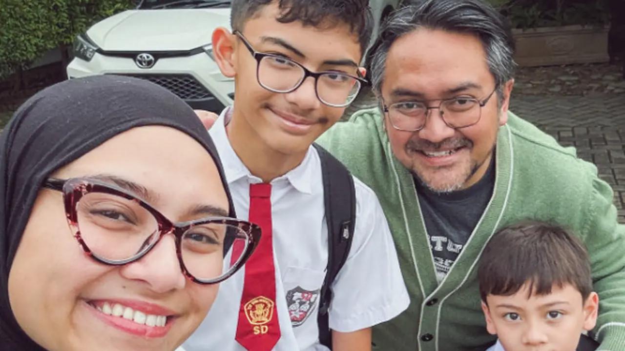 Zee Zee Shahab Antar Anak Sekolah di Hari Pertama Ajaran Baru