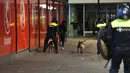 Polisi mengerahkan anjing pelacak untuk membubarkan aksi protes yang digelar oleh warga Turki di Rotterdam, Belanda (11/3). Aksi protes dilancarkan setelah Pemerintah Belanda melarang Menteri Luar Negeri Turki mendarat di Belanda. (AFP/Emmanuel Dunand)