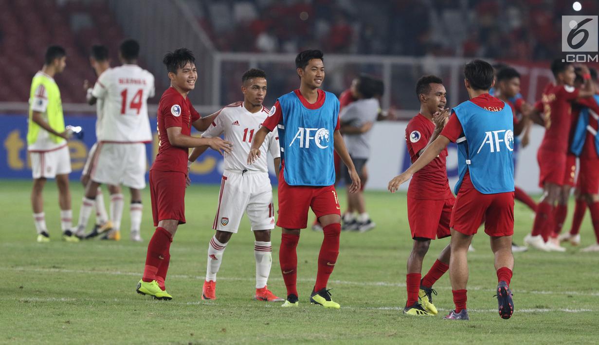 Pemain Timnas Indonesia U-19 merayakan kemenangan atas Uni Emirat Arab U-19 pada penyisihan Grup A Piala AFC U-19 2018 di Stadion GBK, Jakarta, Rabu (24/10). Indonesia unggul 1-0 dan melaju ke perempat final. (Liputan6.com/Helmi Fithriansyah)