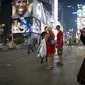 Seorang penggemar film Star Wars, Mike DeGuzman  berpose dengan lightsaber di Times Square,  New York, Jumat (4/9/2015).  Ini merupakan salah satu cara pihak Star Wars mempromosikan film dan pernak- pernik berbau film terlaris ini. (REUTERS/Carlo Allegri)